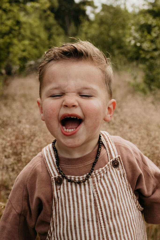 Gezinsfotografie die eerlijk is: een peuter met een lachbui of een gil, zonder geforceerde poses.